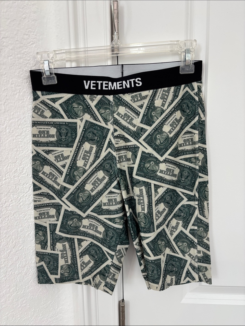VETEMENTS Black-Waist Green Money Print Bike Shorts